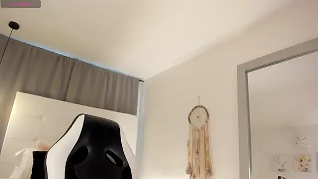 Emi Rosee online show from January 17, 2026, 12:31 pm