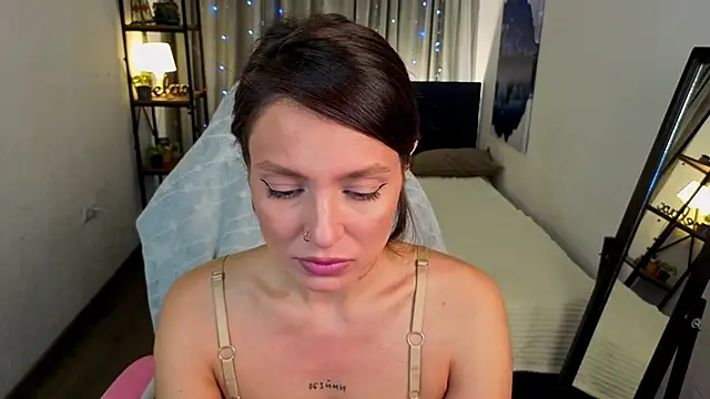 Naila Whisper online show from December 3, 2025, 10:09 pm