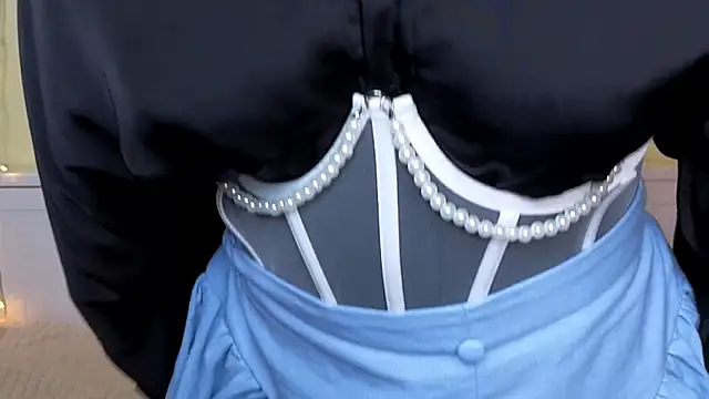 LatinaHuguenin online show from November 18, 2025, 7:11 am