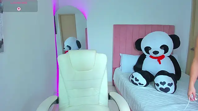 Janettcruz online show from April 13, 2026, 6:12 pm