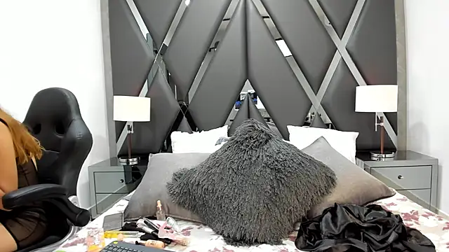 MiaGrayce online show from November 7, 2025, 7:29 pm