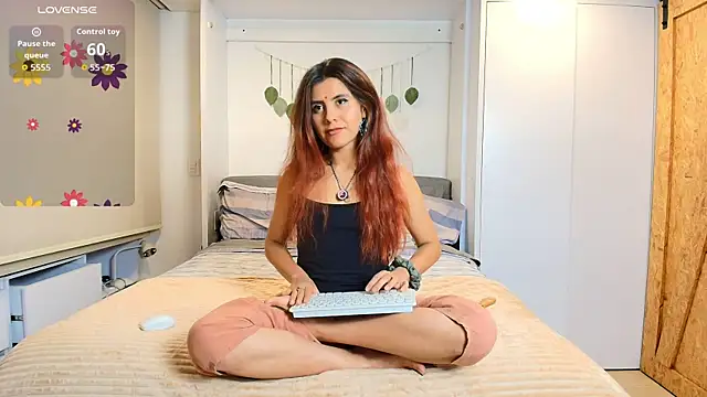 irisrossee  online show from November 26, 2025, 7:52 am