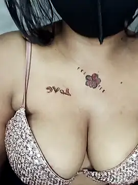 V HOT CUTE online show from December 15, 2025, 6:14 pm