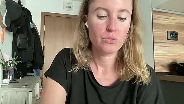 Snapshot of Ameli8 chatting on November 26, 2025, 12:16 pm Ameli8 online show from November 26, 2025, 12:16 pm