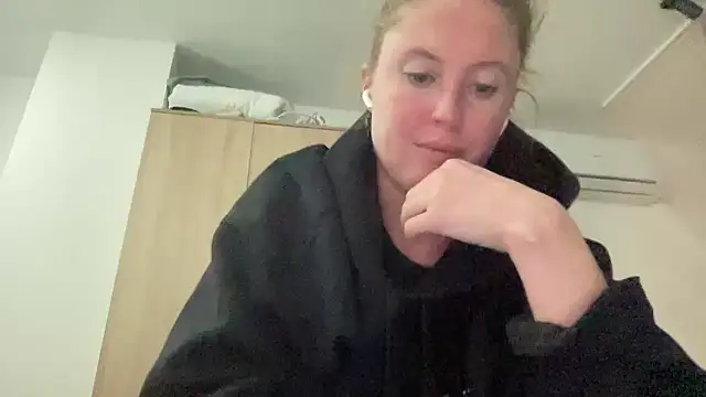 Snapshot of Ameli8 chatting on November 21, 2025, 6:40 pm Ameli8 online show from November 21, 2025, 6:40 pm