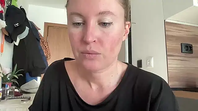 Snapshot of Ameli8 chatting on December 16, 2025, 9:57 am Ameli8 online show from December 16, 2025, 9:57 am