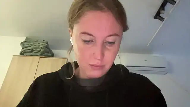 Snapshot of Ameli8 chatting on December 21, 2025, 3:57 pm Ameli8 online show from December 21, 2025, 3:57 pm