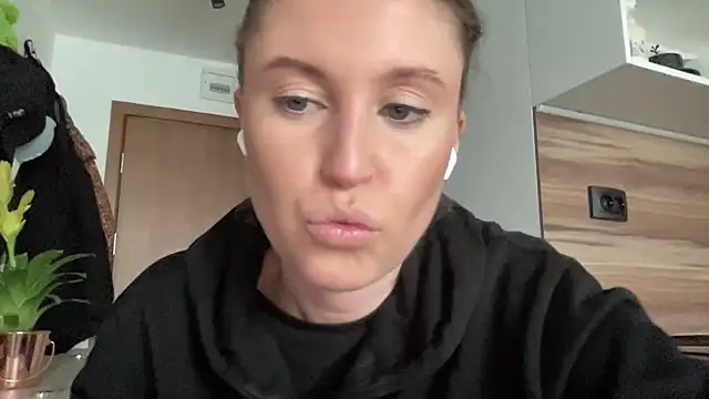 Snapshot of Ameli8 chatting on December 22, 2025, 12:27 pm Ameli8 online show from December 22, 2025, 12:27 pm