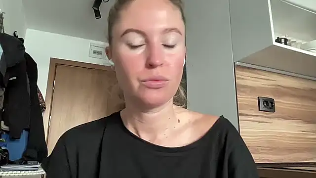 Snapshot of Ameli8 chatting on November 9, 2025, 10:52 am Ameli8 online show from November 9, 2025, 10:52 am