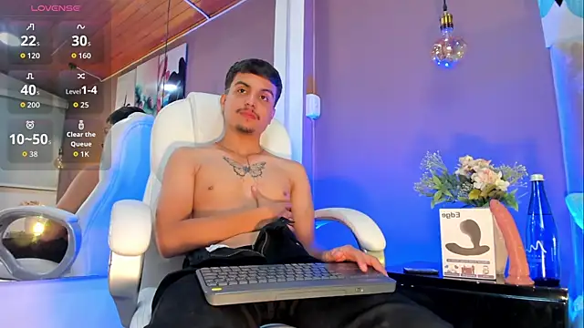 NicolasRey1 online show from November 26, 2025, 5:18 am