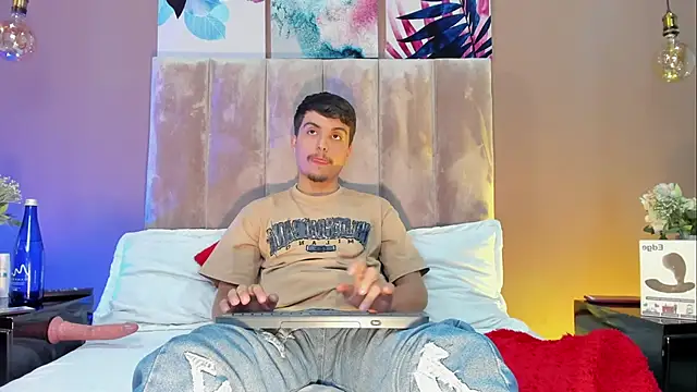 NicolasRey1 online show from November 18, 2025, 3:43 am