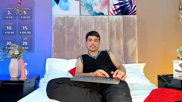 NicolasRey1 online show from November 15, 2025, 4:27 am