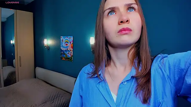 JosieNadile online show from November 15, 2025, 4:33 pm