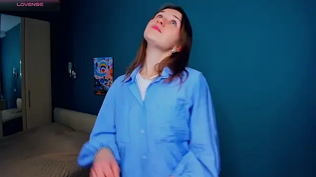 JosieNadile online show from November 17, 2025, 4:44 pm