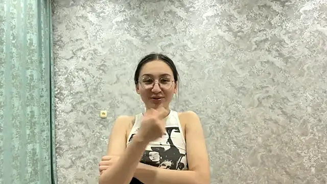 SofiYong online show from November 18, 2025, 4:32 pm