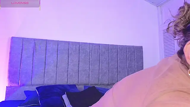 Snapshot of CurvyRosse_ chatting on December 15, 2025, 12:11 pm CurvyRosse online show from December 15, 2025, 12:11 pm