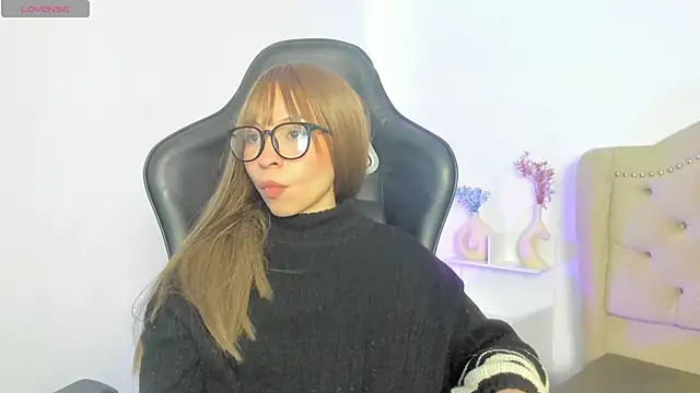 LuluuBerry online show from November 17, 2025, 2:43 pm