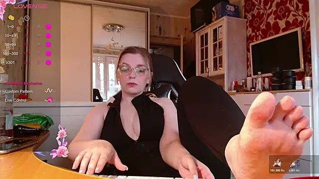 dominyantrix online show from November 9, 2025, 11:36 am