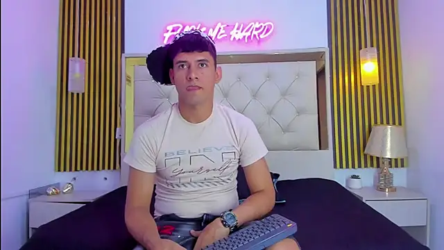 KEVIN MCKINLEY online show from November 28, 2025, 12:11 am