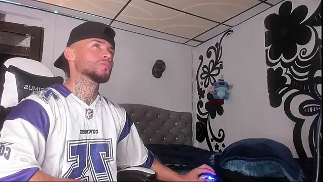 Snapshot of couple-hothot chatting on November 19, 2025, 9:26 pm couple-hothot online show from November 19, 2025, 9:26 pm