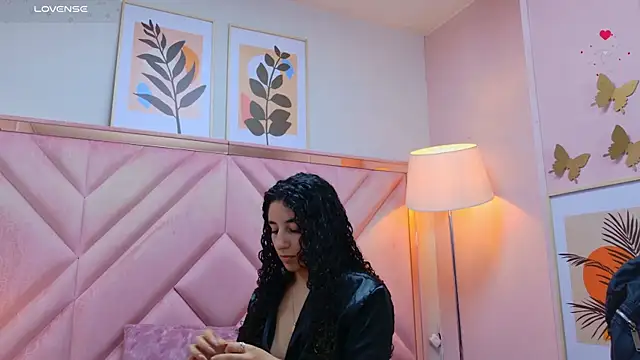 DemiJones  online show from June 18, 2026, 4:33 am