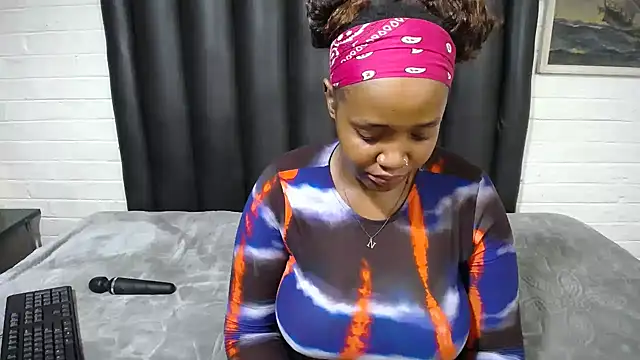 Snapshot of CandyBoobsXxx33 chatting on November 16, 2025, 7:18 pm CandyBoobsXxx33 online show from November 16, 2025, 7:18 pm