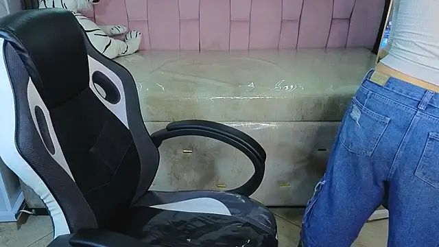 Snapshot of sunny2_b chatting on November 30, 2025, 1:12 pm sunny2 b online show from November 30, 2025, 1:12 pm