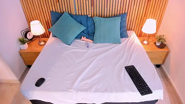 Snapshot of MiaBigBust chatting on November 16, 2025, 3:50 pm MiaBigBust online show from November 16, 2025, 3:50 pm