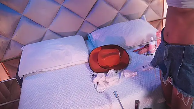 crystal gilton online show from March 29, 2026, 7:04 pm