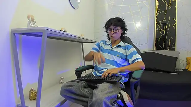 Zoro V online show from December 1, 2025, 7:37 pm