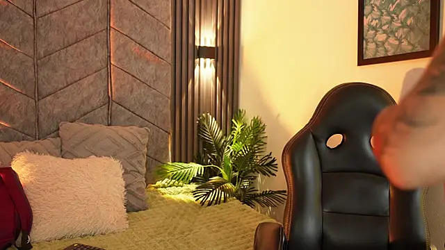 AuroraLanee  online show from December 22, 2025, 7:36 pm