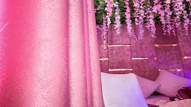 AuroraLanee  online show from December 3, 2025, 7:35 pm