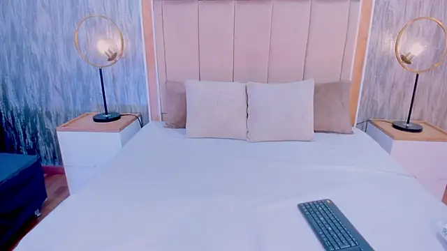 EvaLuxxe online show from November 12, 2025, 8:23 pm