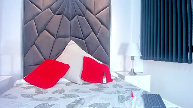 Bella Rousee  online show from November 11, 2025, 3:56 am