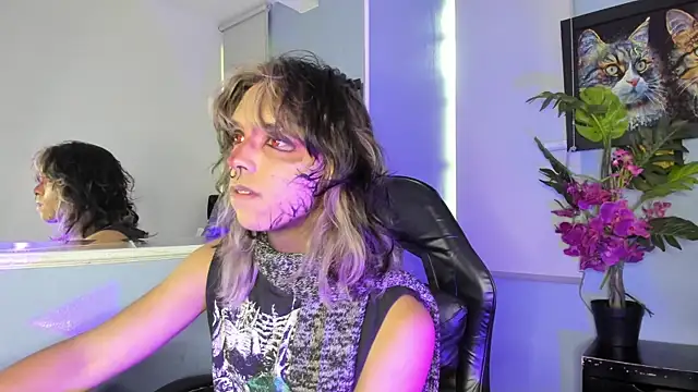 luxiel  online show from November 24, 2025, 9:04 pm