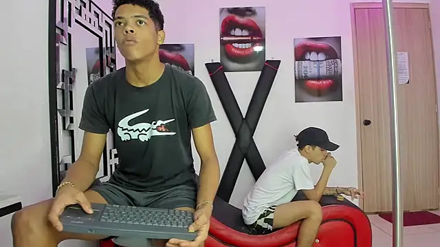 Snapshot of WHITHET_BOYS chatting on November 18, 2025, 3:37 pm WHITHET BOYS online show from November 18, 2025, 3:37 pm