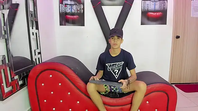 Snapshot of WHITHET_BOYS chatting on November 25, 2025, 1:33 pm WHITHET BOYS online show from November 25, 2025, 1:33 pm