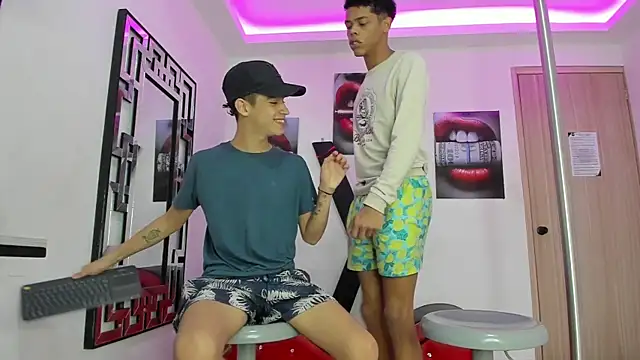 Snapshot of WHITHET_BOYS chatting on November 16, 2025, 4:01 pm WHITHET BOYS online show from November 16, 2025, 4:01 pm