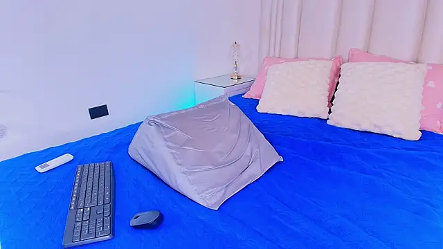 alanarose18 online show from April 18, 2026, 7:18 pm