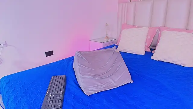 alanarose18 online show from April 11, 2026, 7:17 pm