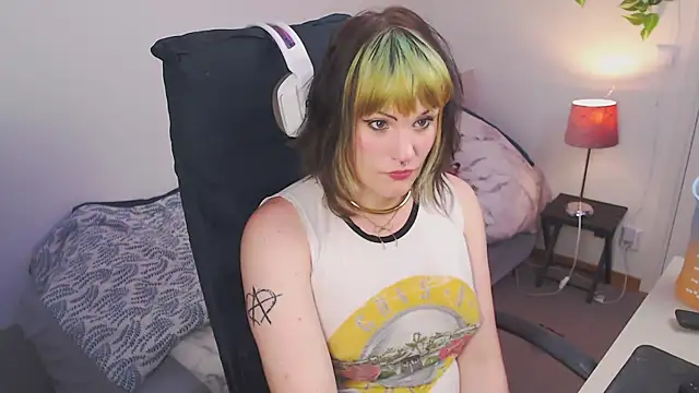 Snapshot of slutty_violet chatting on May 24, 2026, 5:02 pm slutty violet online show from May 24, 2026, 5:02 pm