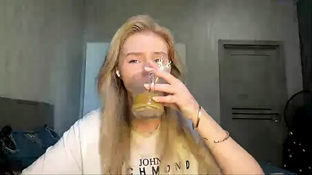 MoonlitCrystalia online show from June 30, 2026, 11:21 am