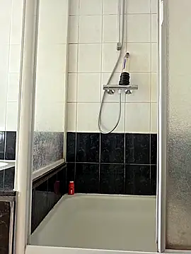 thenakedtraveler online show from November 9, 2025, 11:36 am