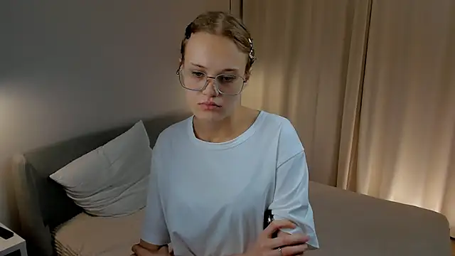 LilianGlenna online show from November 18, 2025, 11:13 am