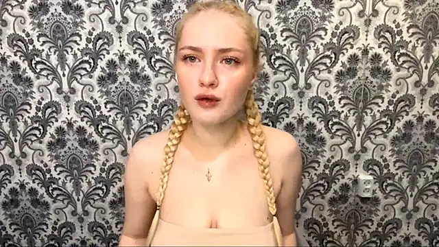 PhebeHals online show from November 14, 2025, 1:37 pm