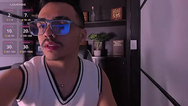 Snapshot of NicoKingg_ chatting on November 18, 2025, 1:43 am NicoKingg online show from November 18, 2025, 1:43 am