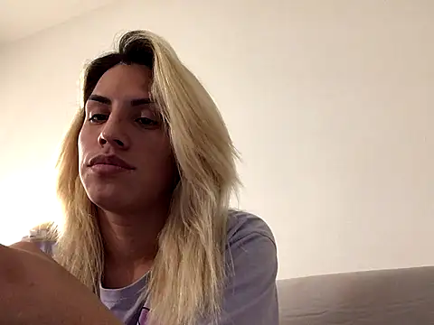 ESTRELLABERECHUCKY online show from November 20, 2025, 8:42 pm