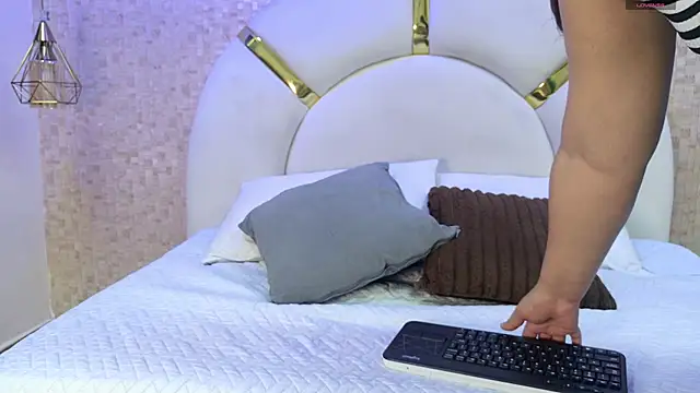 aria sm online show from November 14, 2025, 7:50 pm