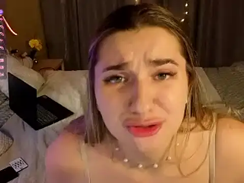 fc-Bella online show from November 30, 2025, 6:41 pm