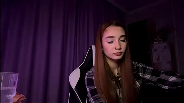 Snapshot of HollyPaw chatting on November 19, 2025, 7:36 pm HollyPaw online show from November 19, 2025, 7:36 pm